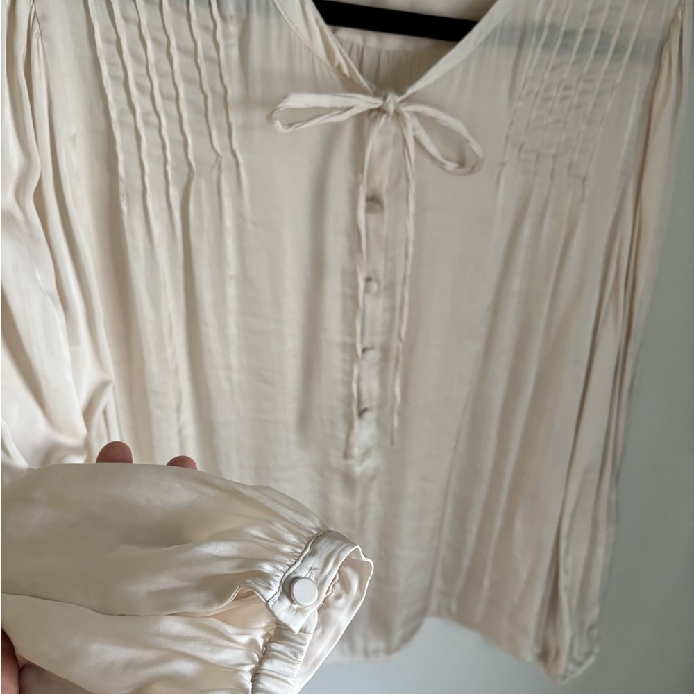 ***sold***Elegant J. Crew Cream Blouse with Button Front and Pleat details - Picture 4 of 12